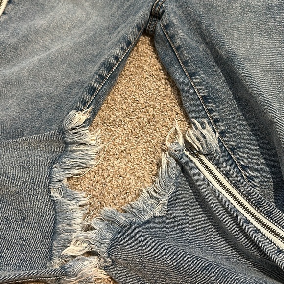 Cropped Zipper Jeans - Picture 3 of 6